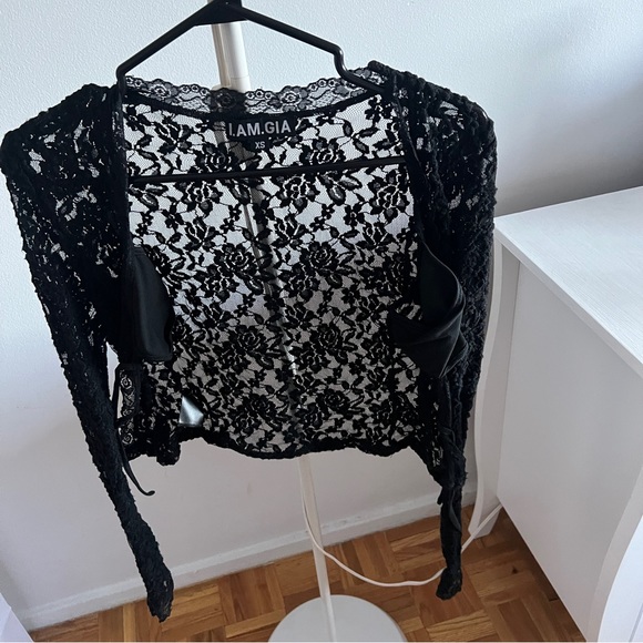 I AM GIA - Black Floral Longsleeve - Picture 1 of 4